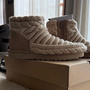 UGG CLASSIC MINI CHUNKY KNIT BOOTS nwt and box - Cream